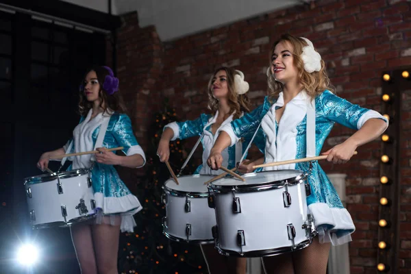 Russische Weihnachtsschneemädchen Rockband Die Studio Die Trommel Spielt — Stockfoto