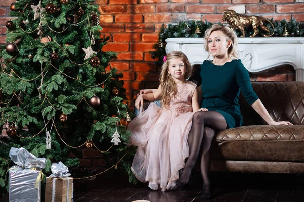 Feliz Navidad Felices Fiestas Hermosa Madre Hija Cerca Del Árbol — Foto de Stock