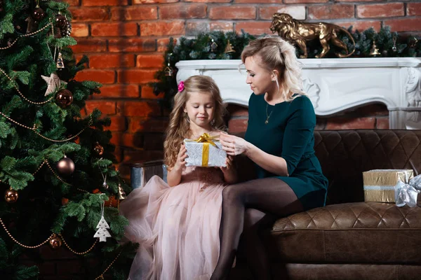 Feliz Navidad Felices Fiestas Hermosa Madre Hija Cerca Del Árbol — Foto de Stock