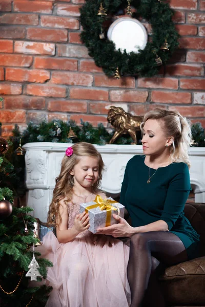 Vrolijk Kerstfeest Happy Holidays Mooie Moeder Geeft Een Cadeau Aan — Stockfoto
