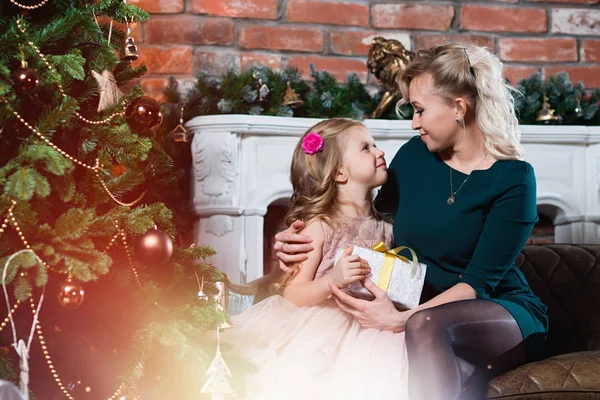 Feliz Navidad Felices Fiestas Hermosa Madre Hija Cerca Del Árbol — Foto de Stock