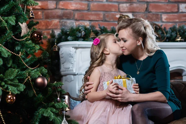 Mamá Regalo Navidad Hija Ella Besa Feliz Navidad Felices Fiestas — Foto de Stock