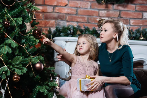 Hermosa Madre Hija Decoran Árbol Navidad Feliz Navidad Felices Fiestas — Foto de Stock