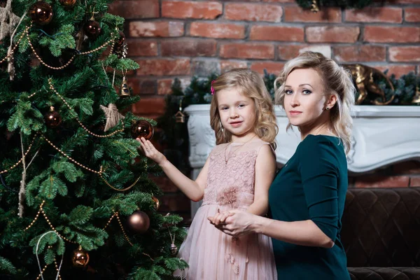 Hermosa Madre Hija Decoran Árbol Navidad Feliz Navidad Felices Fiestas — Foto de Stock