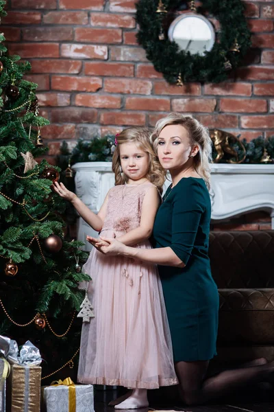 Hermosa Madre Hija Decoran Árbol Navidad Feliz Navidad Felices Fiestas — Foto de Stock