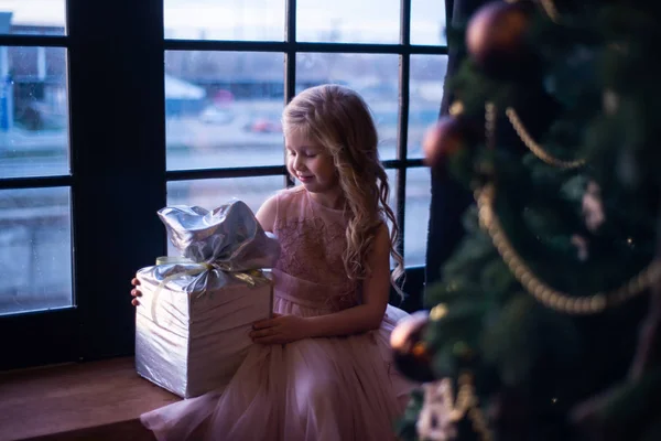 Feliz Niña Sonriente Sentada Con Una Caja Regalo Junto Ventana — Foto de Stock