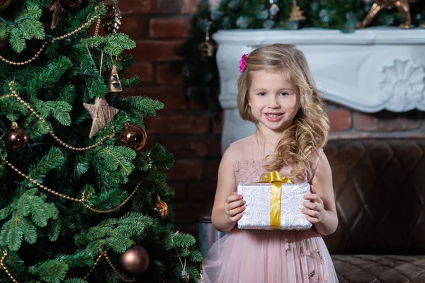 Feliz Niña Sonriente Con Caja Regalo Navidad Feliz Navidad Felices — Foto de Stock