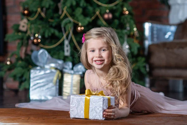 Feliz Niña Sonriente Con Caja Regalo Navidad Tirada Suelo Fondo — Foto de Stock