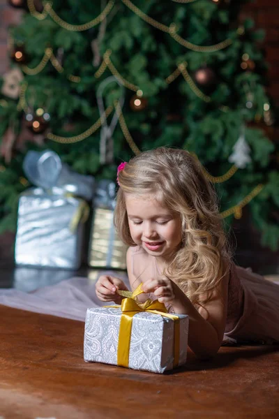 Feliz Niña Sonriente Abre Una Caja Regalo Suelo Junto Árbol — Foto de Stock