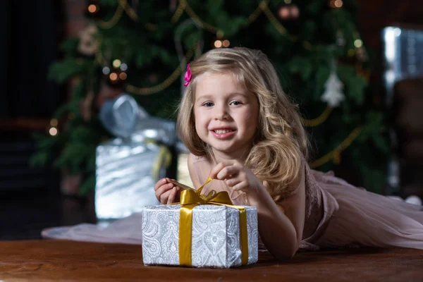 Feliz Niña Sonriente Con Caja Regalo Navidad Tirada Suelo Fondo — Foto de Stock