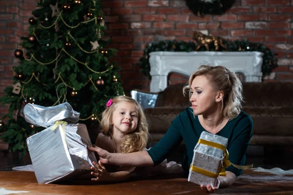 Mãe Filha Olhando Para Caixas Presente Fundo Uma Árvore Natal — Fotografia de Stock