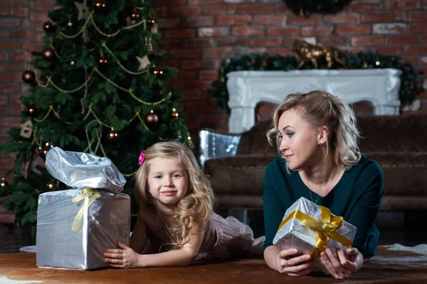 Mamá Hija Mirando Cajas Regalo Fondo Árbol Navidad Tumbadas Suelo — Foto de Stock