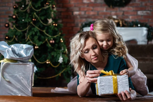 Mamá Hija Mirando Cajas Regalo Fondo Árbol Navidad Tumbadas Suelo — Foto de Stock