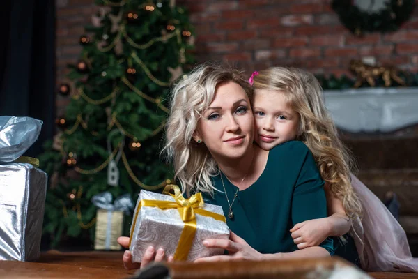 Mamá Hija Tumbadas Suelo Con Cajas Regalo Fondo Árbol Navidad — Foto de Stock