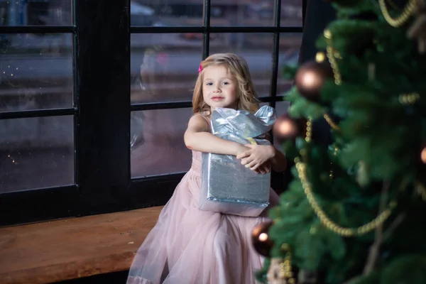 Feliz Niña Sonriente Sentada Con Una Caja Regalo Junto Ventana — Foto de Stock