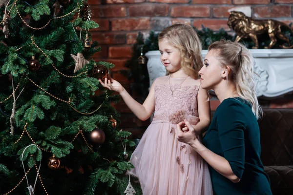 Hermosa Madre Hija Decoran Árbol Navidad Feliz Navidad Felices Fiestas — Foto de Stock