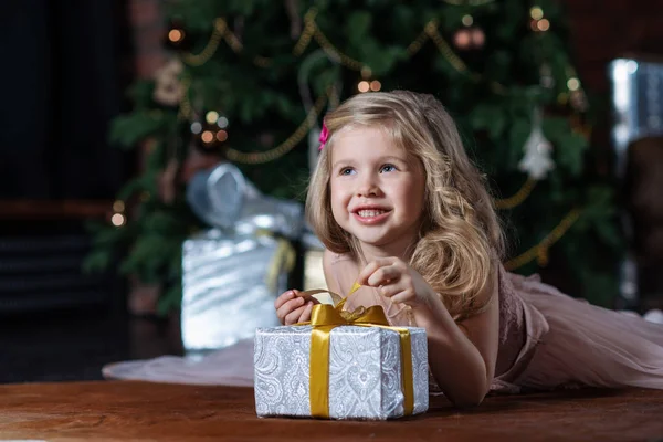 Feliz Niña Sonriente Con Caja Regalo Navidad Tirada Suelo Fondo — Foto de Stock
