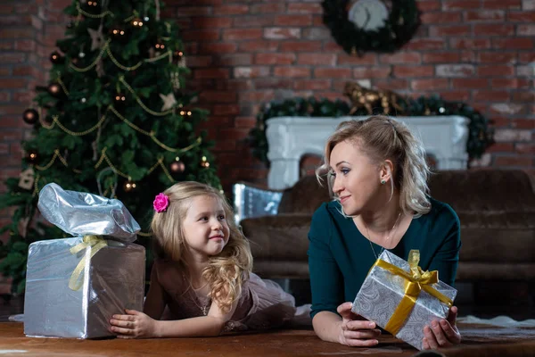 Mamá Hija Mirando Cajas Regalo Fondo Árbol Navidad Tumbadas Suelo — Foto de Stock