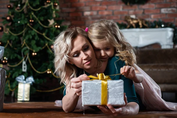 Mamá Hija Mirando Cajas Regalo Fondo Árbol Navidad Tumbadas Suelo — Foto de Stock