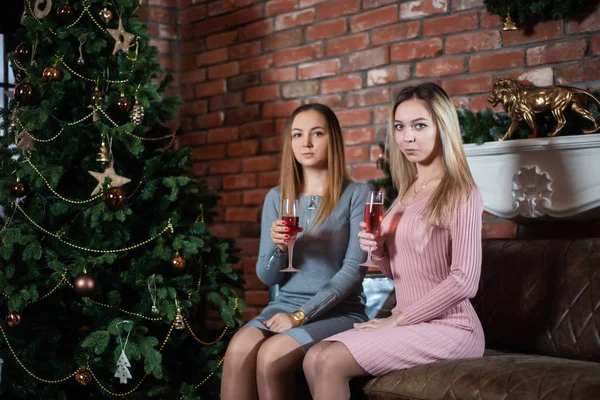 Две Симпатичные Молодые Девушки Сестры Празднуют Рождество Вместе Дома — стоковое фото