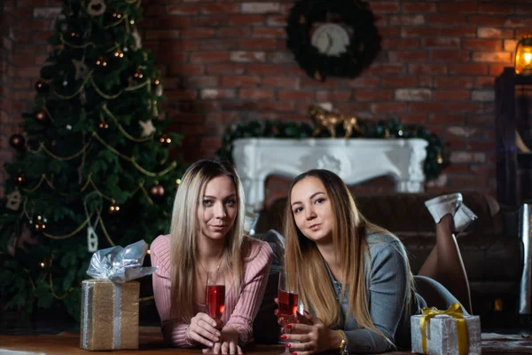 Красивые Молодые Подруги Сестры Празднуют Рождество Вместе Дома Лежа Полу — стоковое фото