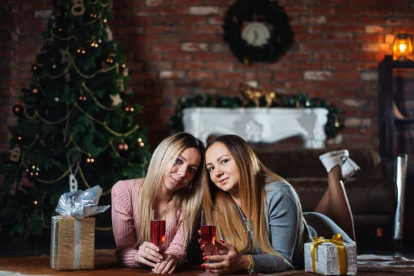 Красивые Молодые Подруги Сестры Празднуют Рождество Вместе Дома Лежа Полу — стоковое фото