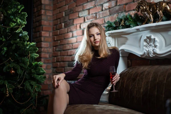 Mooie Jonge Vrouw Rode Jurk Viering Van Nieuwjaar Met Champagne — Stockfoto