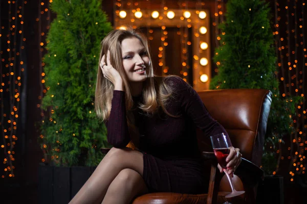 Mooie Jonge Vrouw Een Rode Jurk Met Champagne Haar Handen — Stockfoto