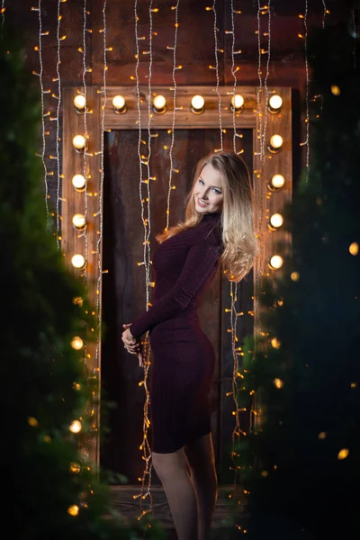Vacker Ung Kvinna Röd Klänning Posing Nära Träd Och Girlander — Stockfoto
