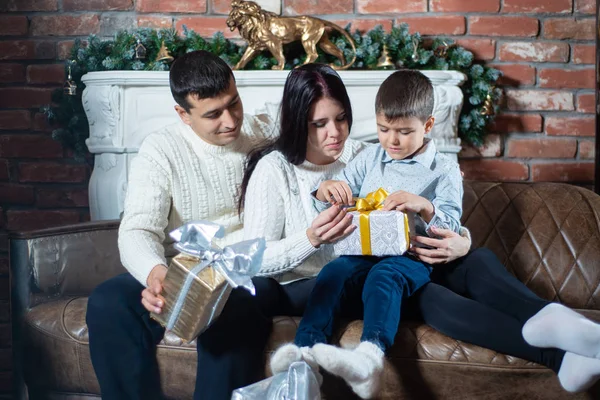 Kerst Foto Van Een Gelukkige Familie Rond Een Versierde Kerstboom — Stockfoto