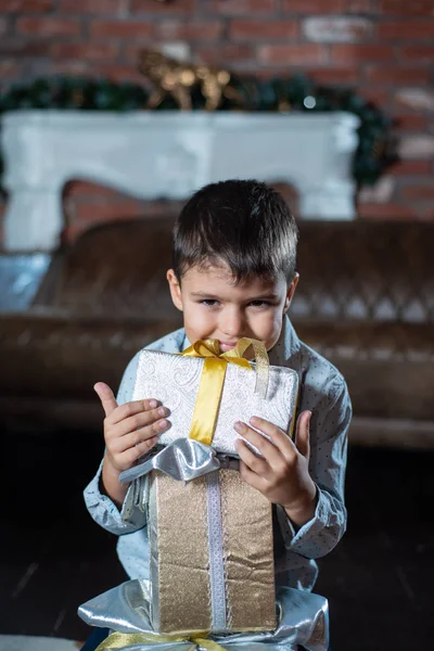 Niño Pequeño Con Una Caja Regalo Suelo Feliz Navidad — Foto de Stock