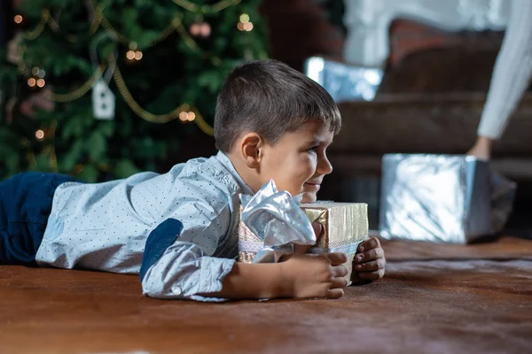 Niño Pequeño Con Una Caja Regalo Suelo Feliz Navidad — Foto de Stock