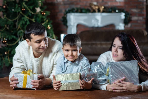 Familia Feliz Acostada Suelo Con Cajas Regalo Fondo Del Árbol — Foto de Stock