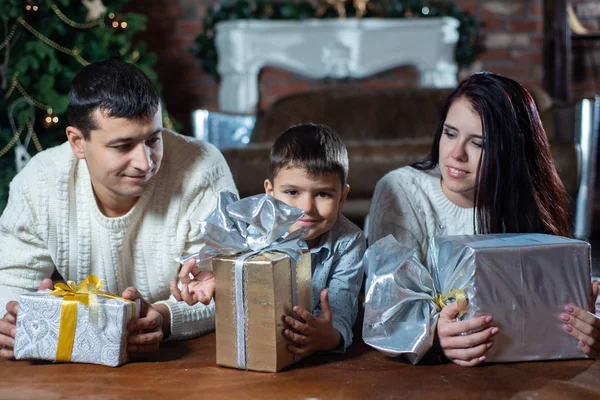 Familia Feliz Acostada Suelo Con Cajas Regalo Fondo Del Árbol — Foto de Stock