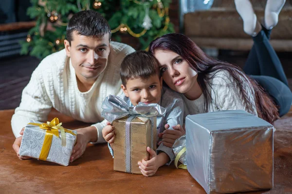 Familia Feliz Acostada Suelo Con Cajas Regalo Fondo Del Árbol — Foto de Stock