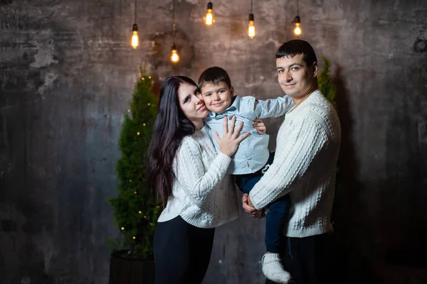 Retrato Año Nuevo Una Familia Feliz Cerca Árboles Navidad Paredes — Foto de Stock