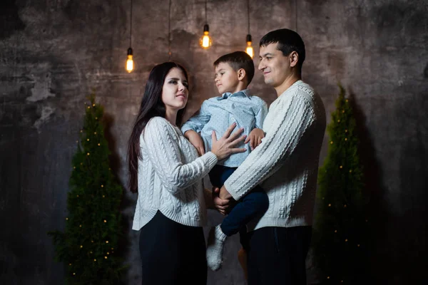 Retrato Año Nuevo Una Familia Feliz Cerca Árboles Navidad Paredes — Foto de Stock