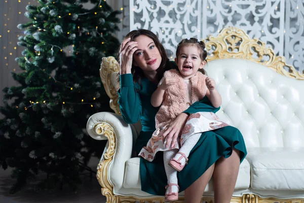 Feliz Navidad Felices Fiestas Hermosa Madre Hija Cerca Del Árbol — Foto de Stock