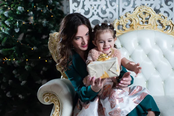 Feliz Navidad Felices Fiestas Hermosa Madre Hija Cerca Del Árbol — Foto de Stock