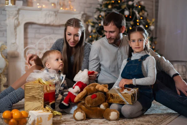 Kerst Foto Van Gelukkige Familie Met Geschenkdozen Achtergrond Van Versierde — Stockfoto