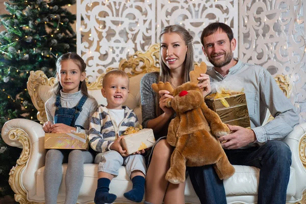 Foto Natal Família Feliz Com Caixas Presente Fundo Árvore Natal — Fotografia de Stock