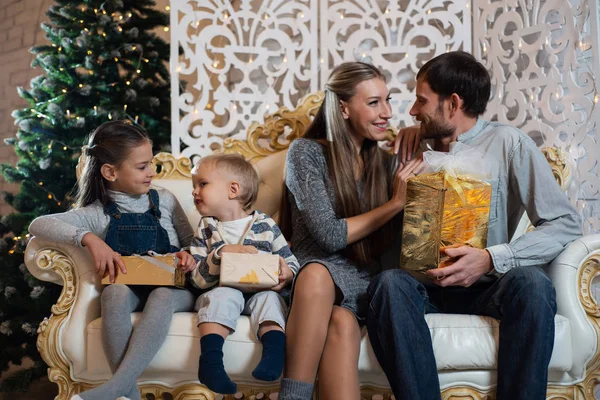 Foto Navidad Familia Feliz Con Cajas Regalo Fondo Del Árbol — Foto de Stock