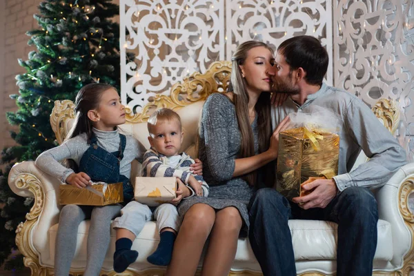 Foto Natal Família Feliz Com Caixas Presente Fundo Árvore Natal — Fotografia de Stock