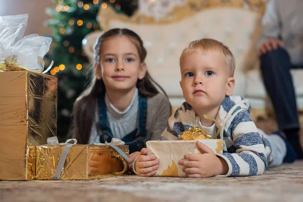 Hermano Pequeño Hermana Con Regalos Navidad Tirados Suelo — Foto de Stock