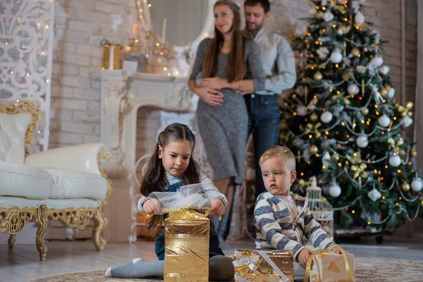 Hermana Abraza Hermano Pequeño Sentado Suelo Con Regalos Fondo Sus — Foto de Stock