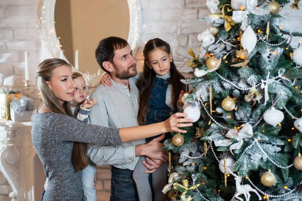 Uma Foto Natal Uma Família Feliz Pai Mãe Filha Filho — Fotografia de Stock