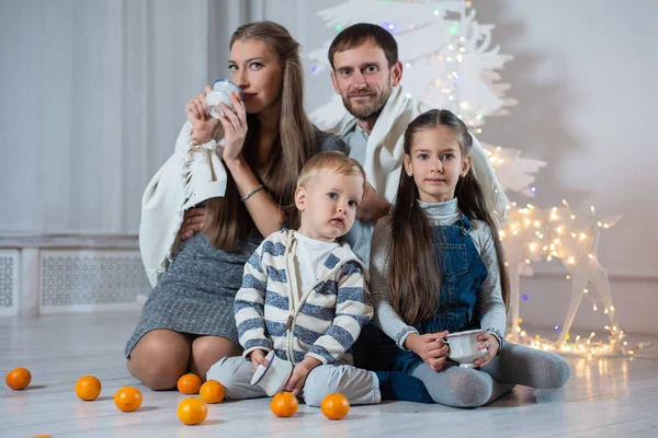 Een Kerst Foto Van Een Gelukkige Familie Vader Moeder Dochter — Stockfoto