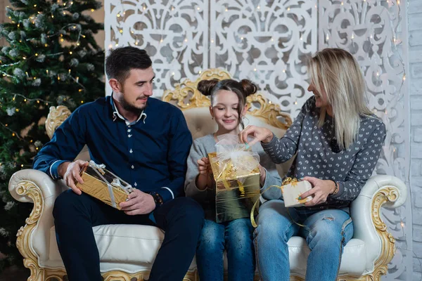 Kerst Foto Van Gelukkige Familie Met Geschenkdozen Achtergrond Van Versierde — Stockfoto