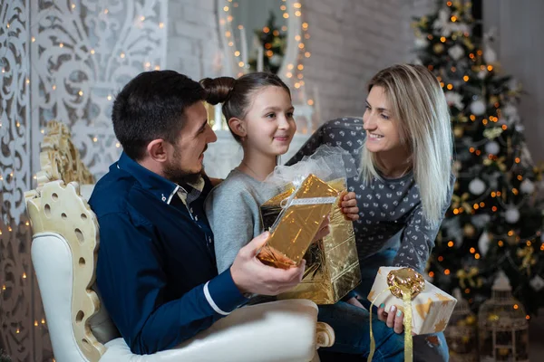 Foto Natal Família Feliz Com Caixas Presente Fundo Árvore Natal — Fotografia de Stock