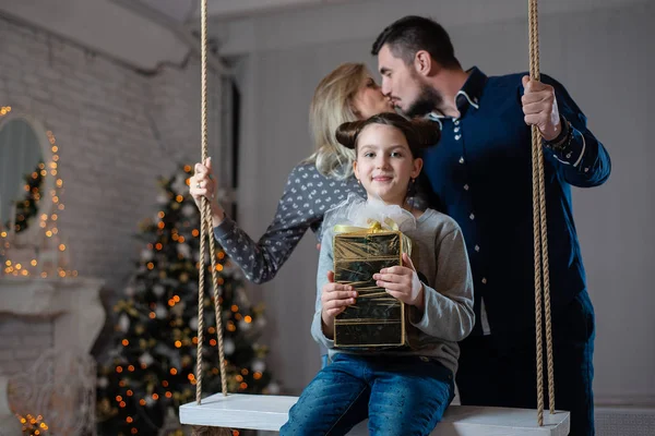 Foto Navidad Familia Feliz Con Cajas Regalo Fondo Del Árbol — Foto de Stock